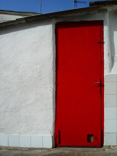La delgada puerta roja