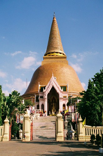 Phra Pathom Chedi at Nakhon Pathom by tricherson.