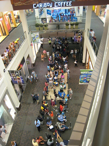 Line at Apple Store at Mall of America