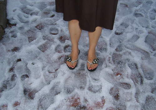 Judy has the wrong footwear for snow @ Quito Teleferico