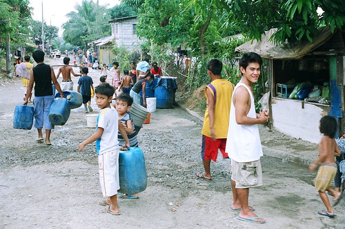 children water igb fetch street Pinoy Filipino Pilipino Buhay  people pictures photos life Philippines, children, domestic chores, man, scene, street, water igib   