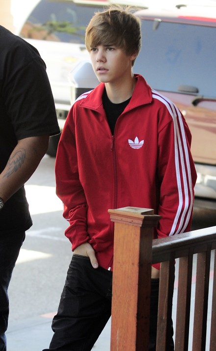 #5952986 Young singing sensation Justin Bieber stops by a medical office in Beverly Hills, CA on October 26, 2010 for a checkup with his bodyguard.  . Fame Pictures, Inc - Santa Monica, CA, USA - +1 (310) 395-0500