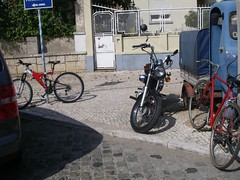Mais bikes e motas do outro lado da rua, frente à PSP