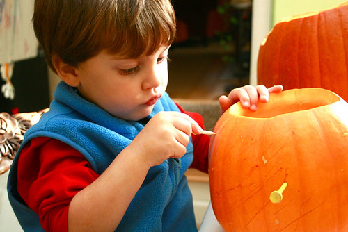 Kestan carving pumpkin