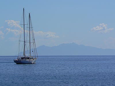 bateau le long du Cap Corse.jpg