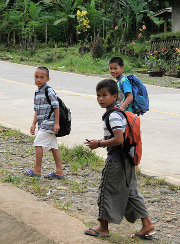 Philippinen  菲律宾  菲律賓  필리핀(공화국) Pinoy Filipino Pilipino Buhay  people pictures photos life Commonwealth, Aurora, Zamboanga del Sur rural to school education walking