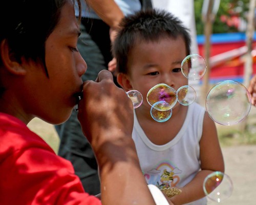 General Santos City, South Cotabato boy blowing bubbles  Buhay Pinoy Philippines Filipino Pilipino  people pictures photos life Philippinen  菲律宾  菲律賓  필리핀(공화국)     