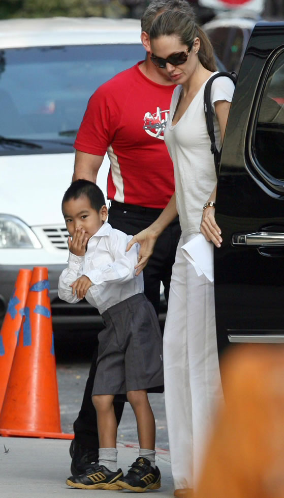 Maddox Jolie-Pitt s'en va à l'école avec ses parents Angelina Jolie et Brad Pitt