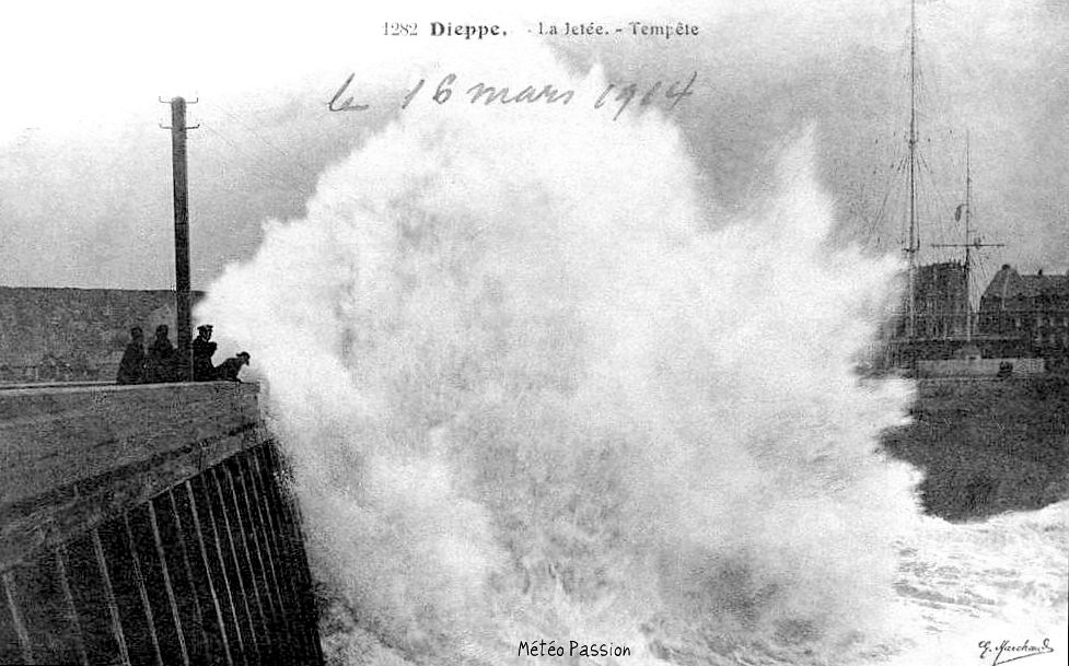 déferlantes sur la jetée de Dieppe lors de la tempête du 16 mars 1914