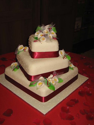 Decorating wedding cakes with different ribbons can transform a plain cake
