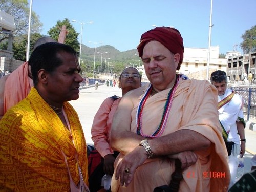 H H Jayapataka Swami in Tirupati 2006 - 0007 por ISKCON desire  tree.
