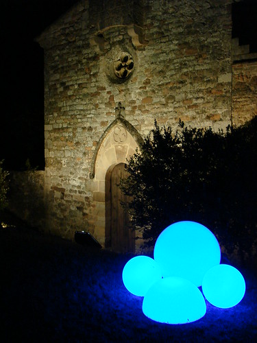 Blue moonlights i façana de capella