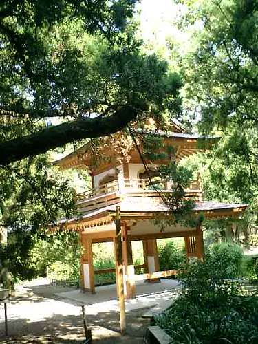 10)鎌倉市山ノ内「浄智寺」再建された鐘楼門。写真左が背面。