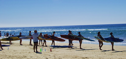 os famosos surfistas salva-vidas da Australia. Esses aqui são novatos aprendendo a serem salva-vidas