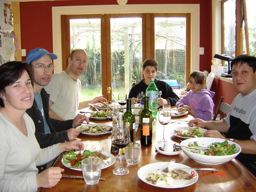 Almuerzo de domingo en casa ,con la familia de Jock y Susan y un amigo de argentina , tlomando vino Grafigna sanjuanino. Auckland, Nueva Zelanda, 2005 por ti.