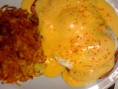 Eggs benedict and hash brown