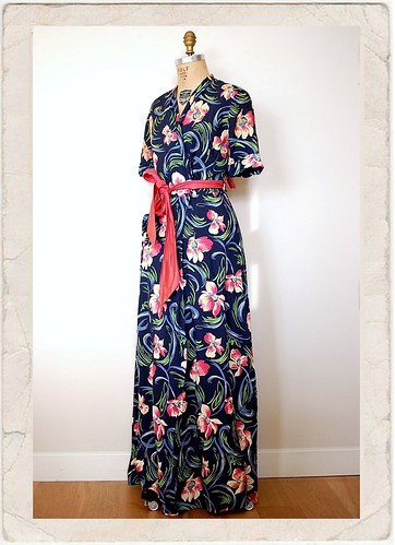 this vintage 1940s gown makes me want nothing more than to step out of a