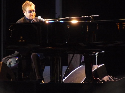 Elton John luminoso