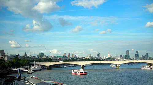 Vista de Londres desde el puente. El pepinillo a la derecha