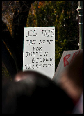 justin-bieber-tickets-sign