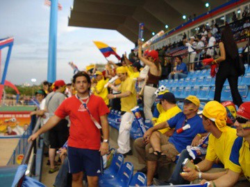 Danilo Sánchez en la tribuna del Estadio Maracaibo