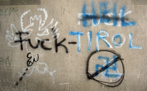 meran o graffiti alla tirolese schwarz auf blau auf silber