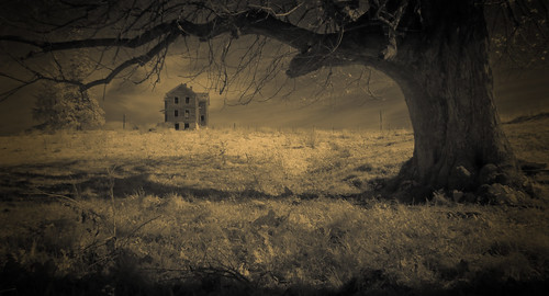 House on Spook Hill by Fotoroadtripr