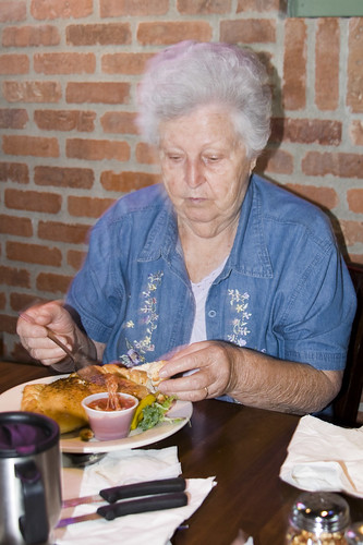 бабуся їсть