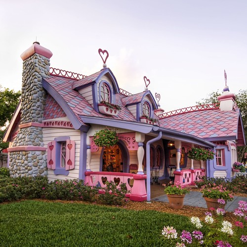 Unique Architecture Design of  Isabella’s Little Pink House