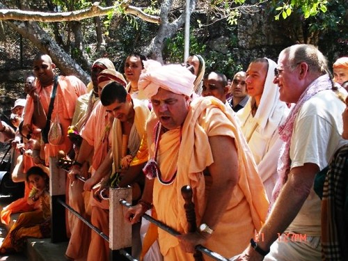 H H Jayapataka Swami in Tirupati 2006 - 0035 por ISKCON desire  tree.