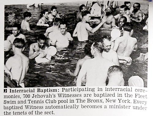 700 Jehovah's Witness Members In Interracial Baptism in The Bronx, New York - Jet Magazine August 4, 1955 por vieilles_annonces.