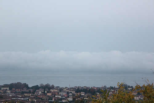 nuvoloni nebbiosi sulla sponda milanese