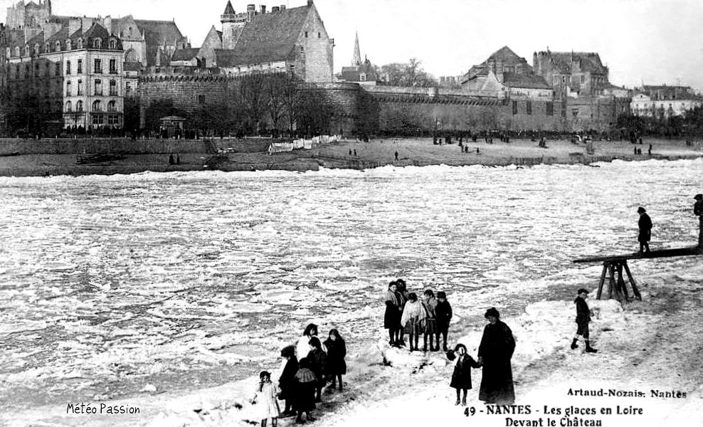glaces de la Loire gelée devant le château des Ducs de Bretagne à Nantes en janvier 1914
