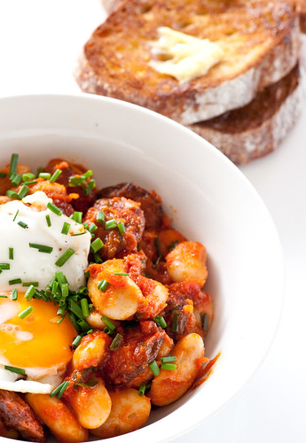 butter beans with chorizo, tomato & fried egg