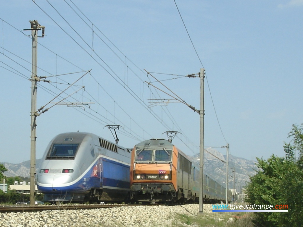 Croisement entre deux TGV Duplex en UM et un train Corail Téoz tracté par la locomotive BB 26162