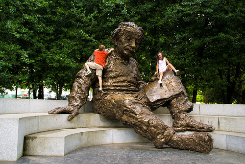 Einstein Memorial by riacale.