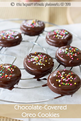 Chocolate-covered Oreo cookies
