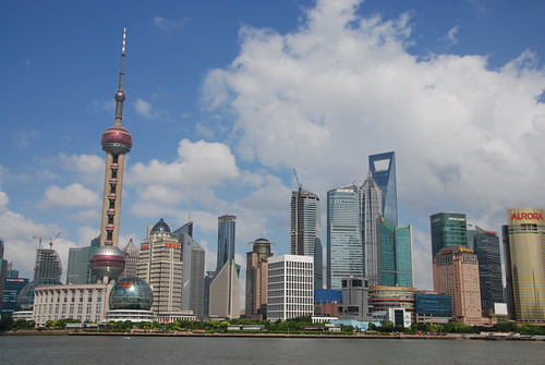 中國不只有一個中國，上海也不只有一個上海，圖為繁華的上海黃浦灘頭。
