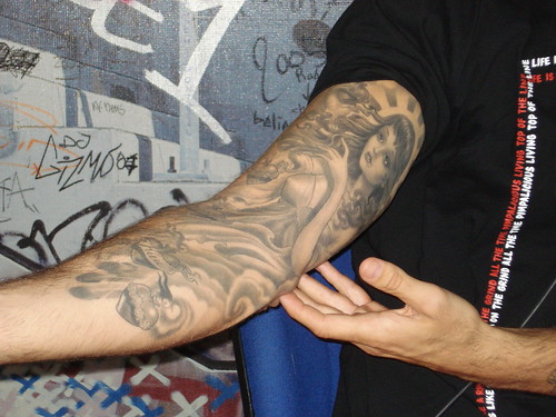  Arie showt zijn tattoo 