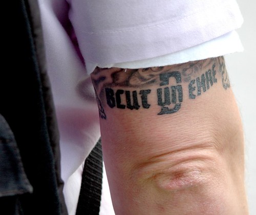 Juli 2007 Frankfurt a.M (14) - Nazi mit Tattoo "Blut und Ehre"