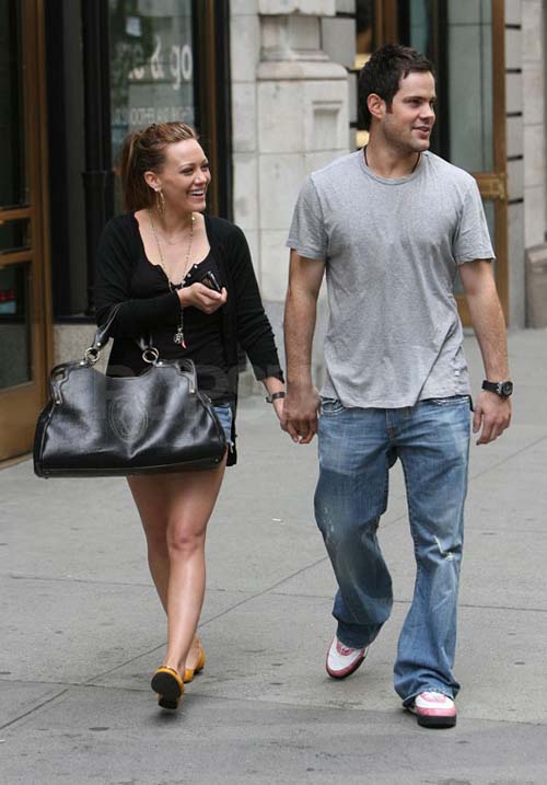 hilary-duff-mike-comrie-hands-01