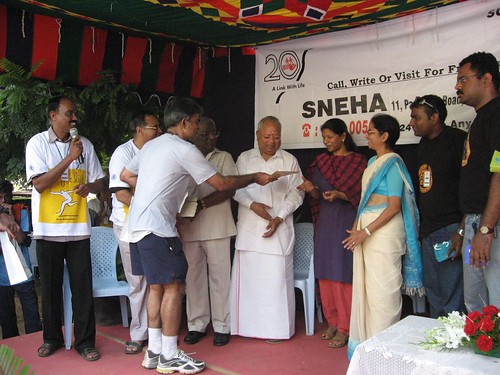 Ramani handing over the prize money back to Sneha