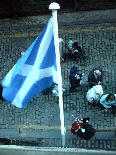 Alley piper and Saltire