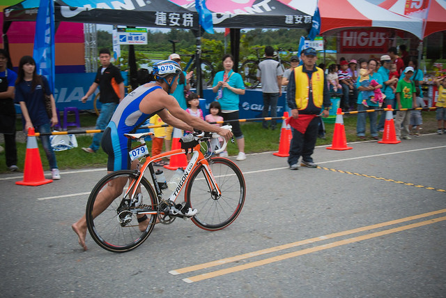 Triathlete mounts bikes in Taitung International Triathlon