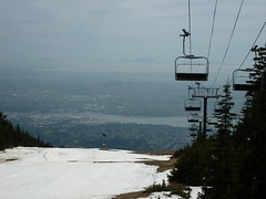 Skier à Grouse Mountain, cest avoir la vue sur locéan et Vancouver