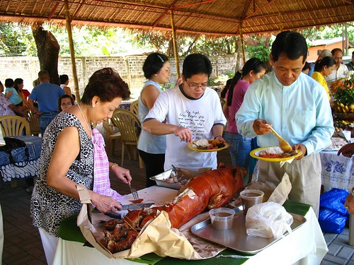 Philippines,Pinoy,Filipino,Pilipino,Buhay,Life,people,pictures,photos,lechon, man, woman, traditional roast pork pig celebration