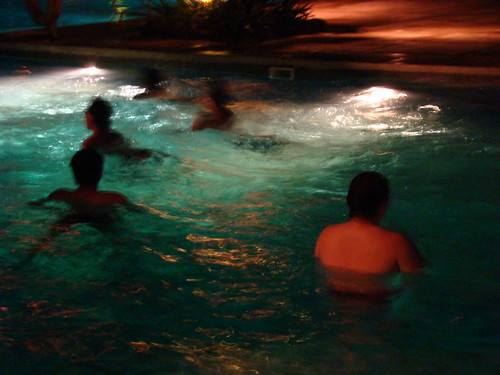 晚上跑去沒救生員的飯店游泳池