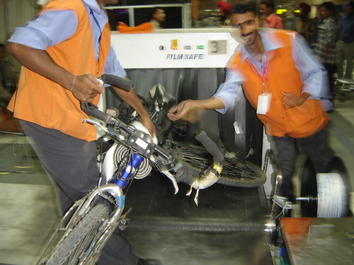 Pasando la bici por la cinta de deteccion del aeropuerto de Delhi