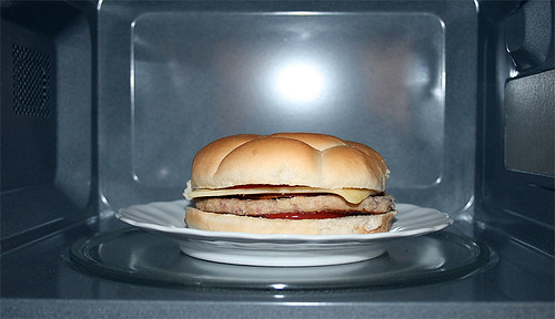 06 - Burger in Mikrowelle - vorher
