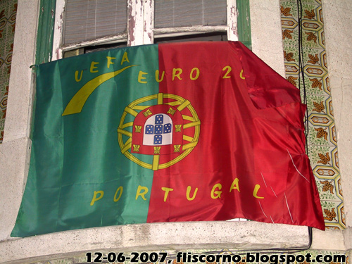 Bandeira, numa janela a caminho do Castelo de Lisboa